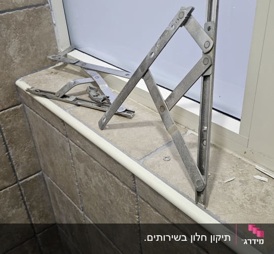 מנגנון מתכת לתריסים על אדן חלון